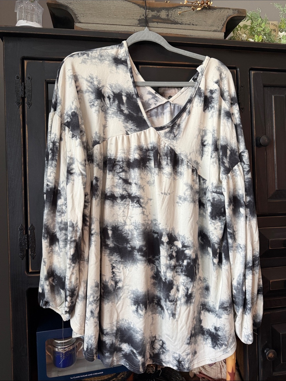 Women's Black and Cream Tie-Dye V-Neck Long Sleeve Tunic